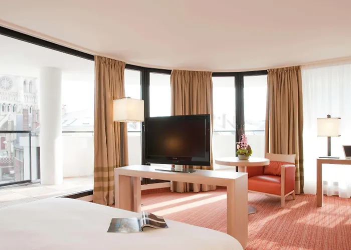 Mercure Cathedrale 4* אמיינס